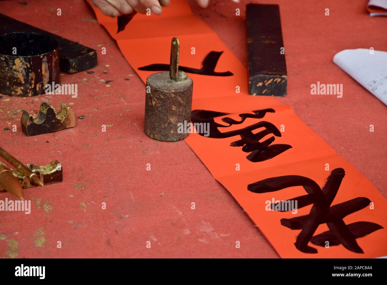 Scrivere coppie di benedizione in occasione del festival di primavera. Una traduzione di caratteri è un cavallo vecchio. Foto Stock