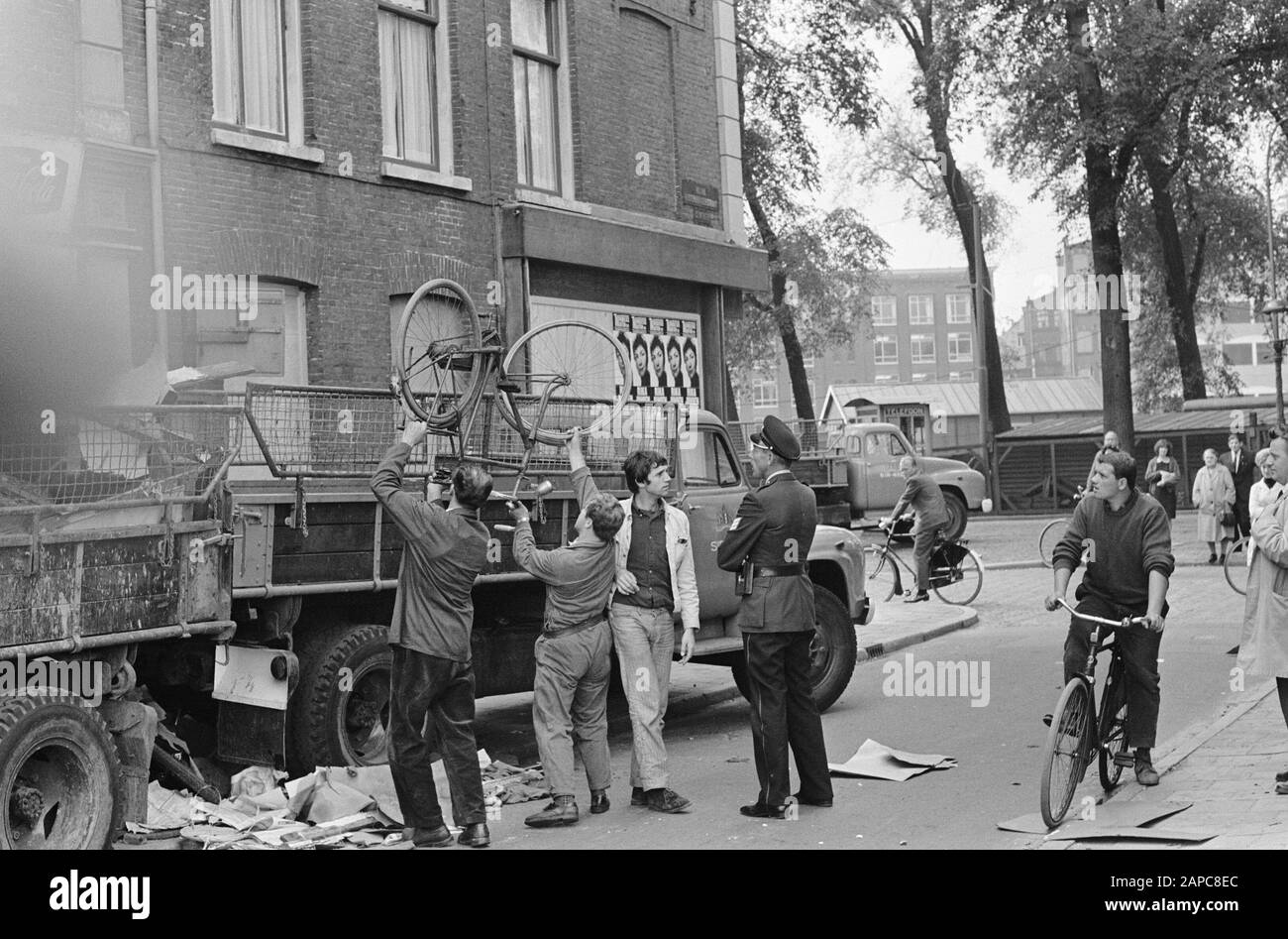 I residenti illegali a Kattenburg ad Amsterdam sono sfrattati da casa Descrizione: A Kleine Kattenburgerstraat i beni di casa sono caricati su un camion Data: 4 settembre 1966 Località: Amsterdam, Noord-Holland Parole Chiave: Case, squatting, polizia Foto Stock