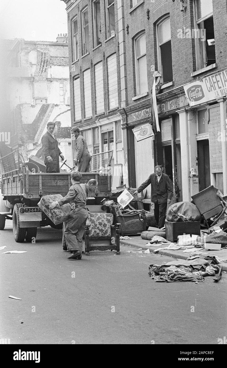 I residenti illegali a Kattenburg ad Amsterdam sono sfrattati da casa Descrizione: A Kleine Kattenburgerstraat i beni di casa sono caricati su un camion Data: 4 settembre 1966 Località: Amsterdam, Noord-Holland Parole Chiave: Case, squatting Foto Stock