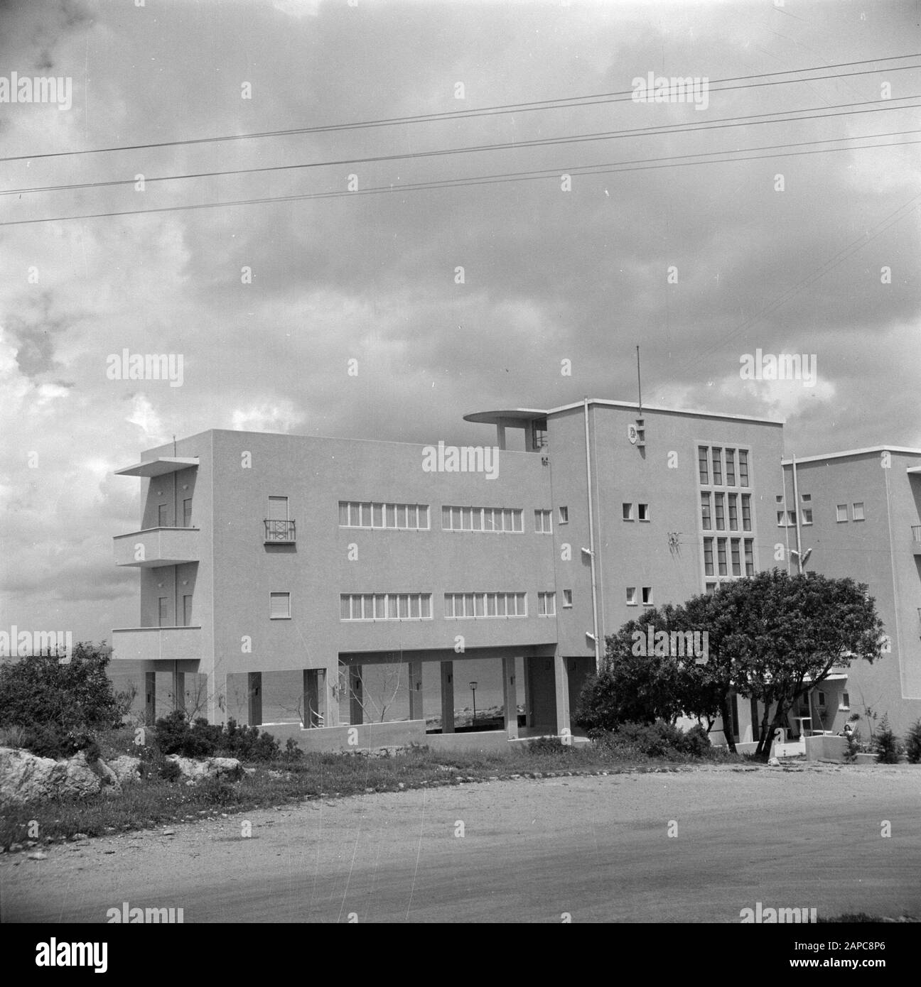 Israel 1948-1949: Haifa Descrizione: Beachfront building, presumibilmente un hotel Data: 1948 posizione: Haifa, Israele, Carmel Parole Chiave: Architettura, balconi, edifici, hotel Foto Stock