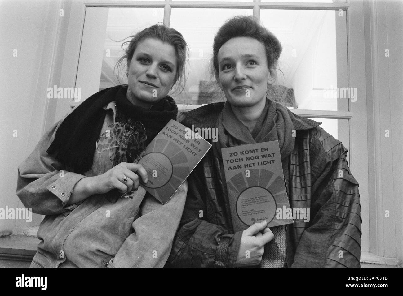 Offerta blackbook condizioni di lavoro infermieri studenteschi; Data: 8 marzo 1988 Località: L'Aia, Zuid-Holland Parole Chiave: Offerte, infermieri, libri neri Foto Stock