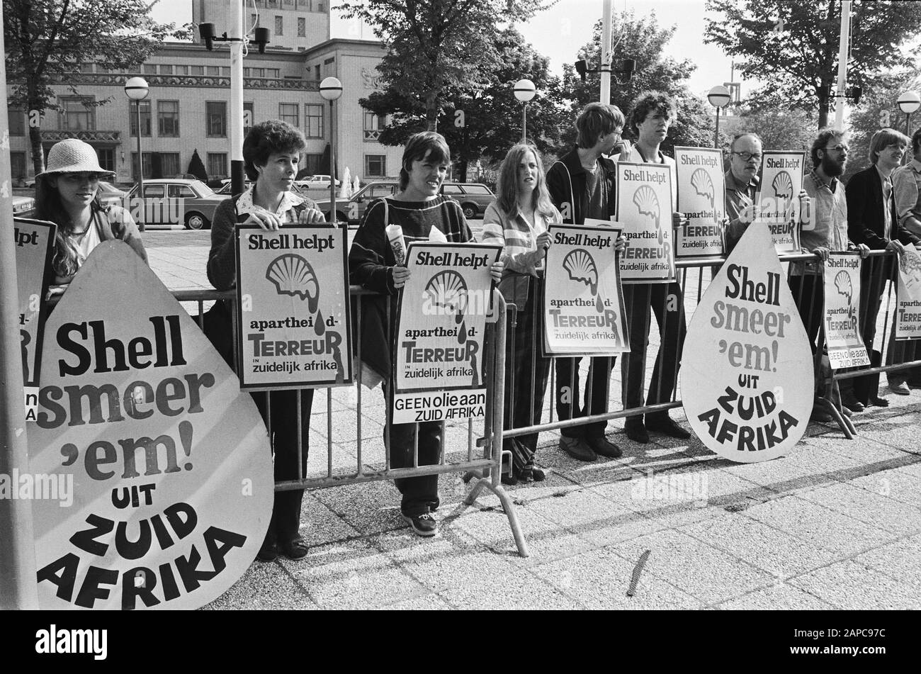 Assemblea Degli Azionisti Kon. Oh, Ned. Shell in Congresgebouw; dimostrazione per la costruzione di congressi da parte di persone che vogliono il boicottaggio del petrolio contro il Sudafrica/Data: 19 maggio 1982 luogo: L'Aia, Sudafrica Parole Chiave: Dimostrazione, OLEBOYCOT Foto Stock