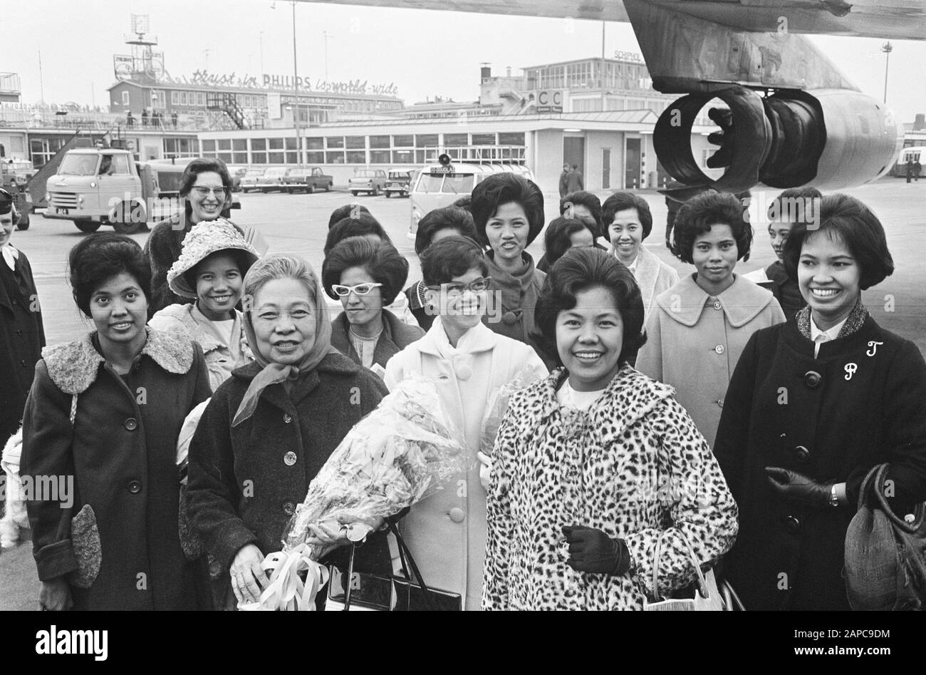 Arrivo 20 infermieri da Manila a Schiphol Data: 30 ottobre 1964 Località: Noord-Holland, Schiphol Parole Chiave: Infermiere, arrivi Foto Stock