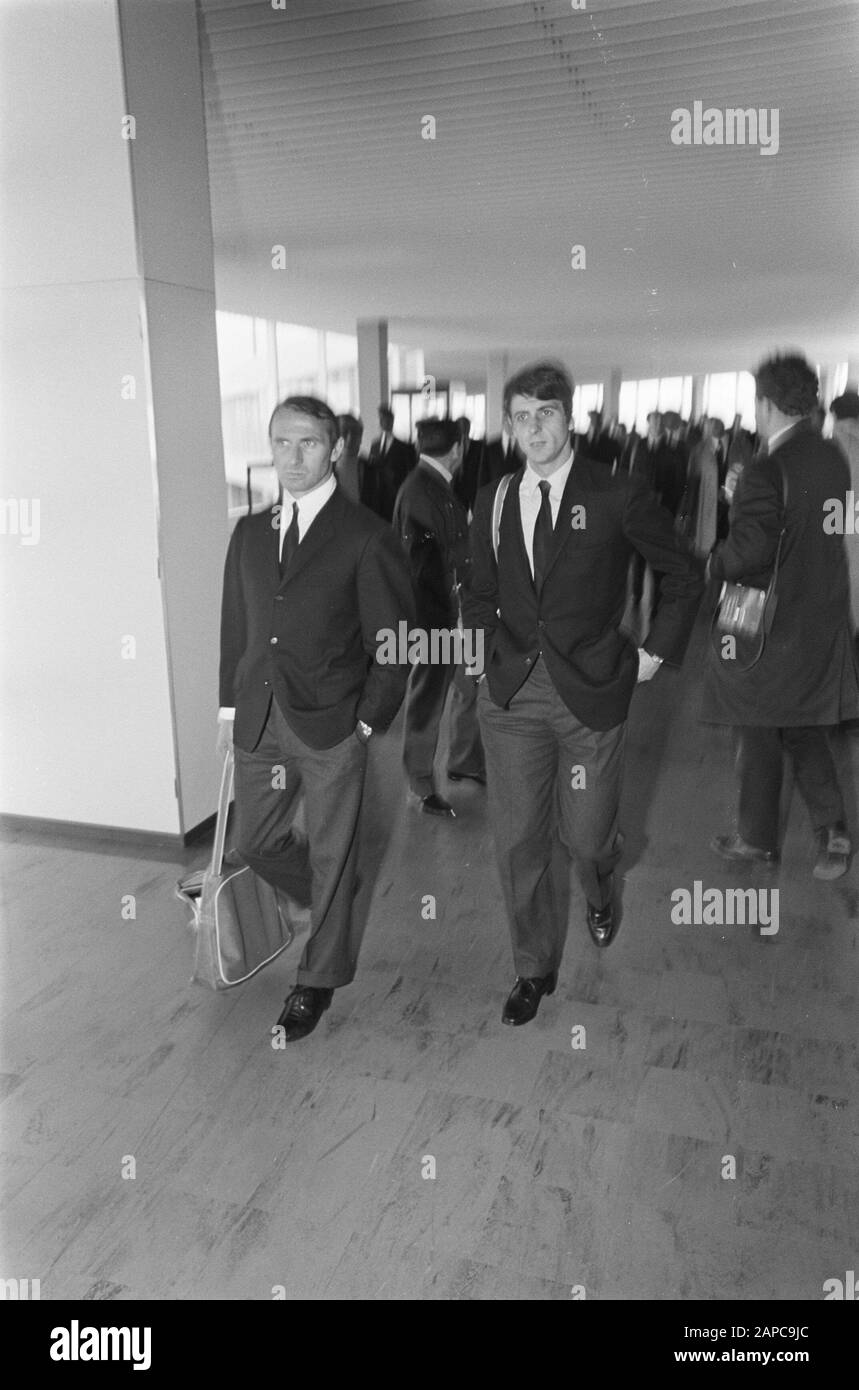 Arrivo AC Milan a Schiphol. Right Rivera Data: 20 Maggio 1968 Località: Schiphol Parole Chiave: Sport, aeroporti, calciatori Nome personale: Rivera, Gianni Institution Nome: AC Milan Foto Stock