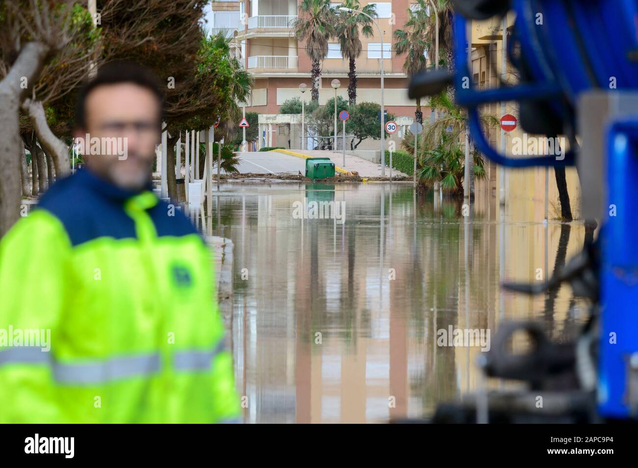 Tavernes de la Valldigna, Valencia, Spagna, 22 gennaio 2020. Le strade dell'urbanizzazione sembrano essere fiumi a causa dell'inondazione di acqua di mare. Credit: Salva Garrigues)/ Alamy Live News Foto Stock