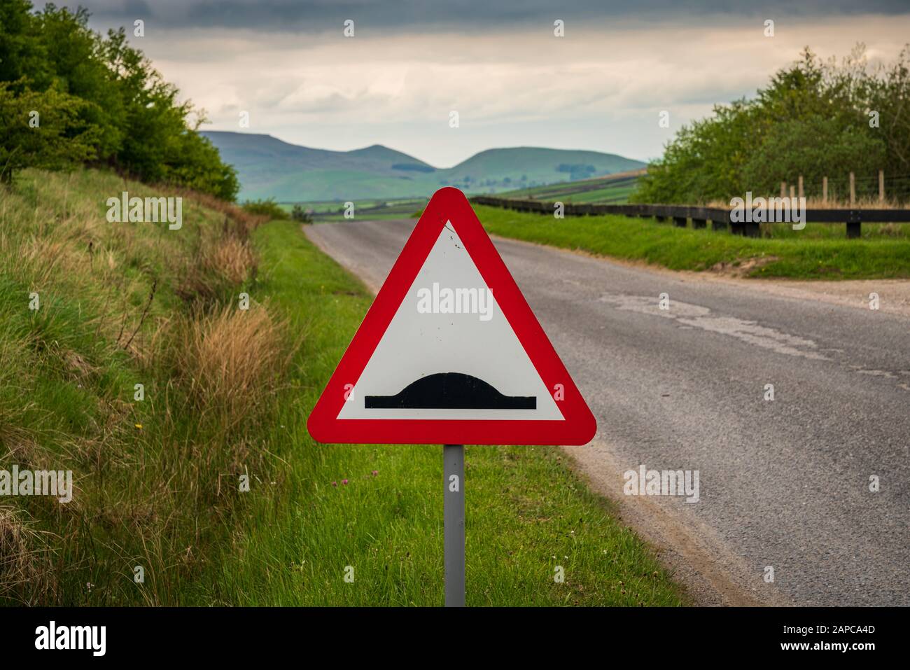 Segnale stradale - strada irregolare, sulla strada per Grimwith Reservoir, North Yorkshire, Inghilterra, Regno Unito Foto Stock