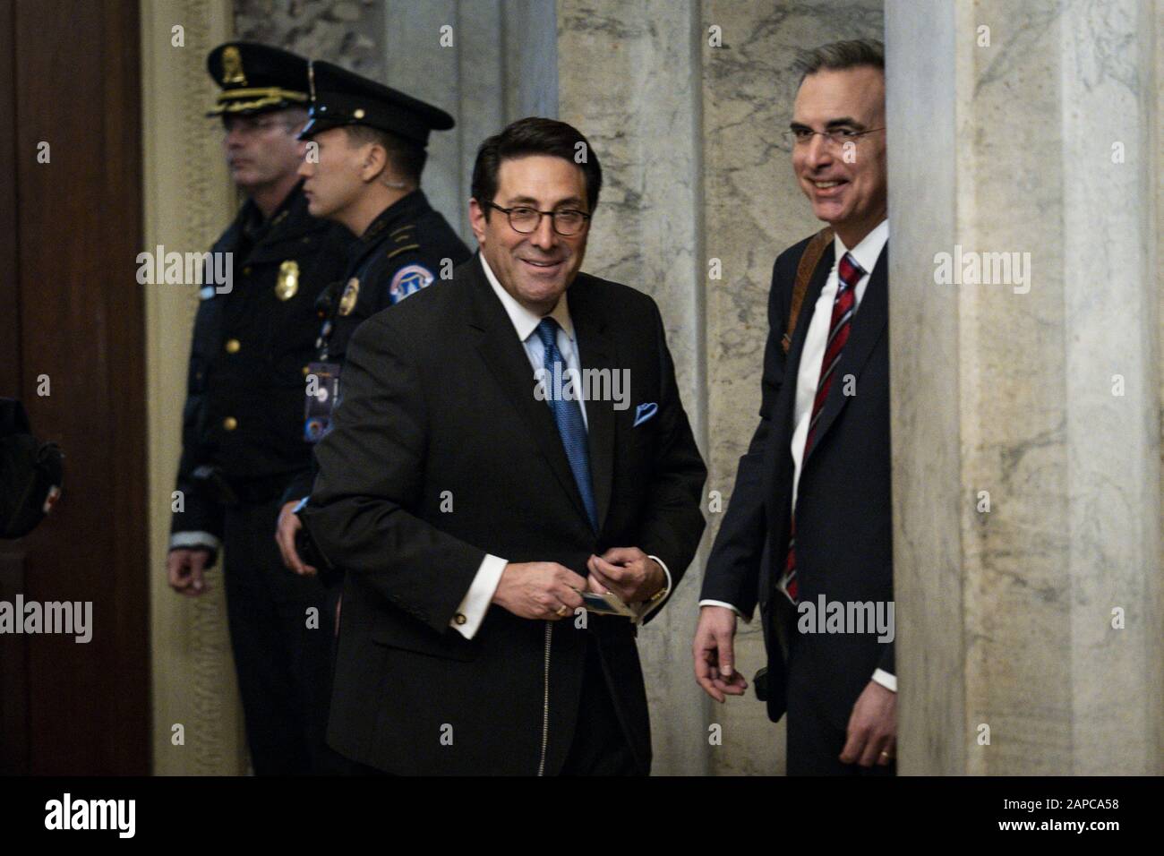I membri della squadra di difesa del presidente Trump Jay Sekulow e Pat Cipollone arrivano al Campidoglio degli Stati Uniti il giorno due del processo di impeachment del presidente Donald Trump mercoledì 22 gennaio 2020 a Washington, DC. I responsabili della Camera iniziano a presentare il loro caso per la rimozione dall'ufficio durante 24 ore distribuite su tre giorni. Cento senatori degli Stati Uniti serviranno da giudici per decidere se rimuovere Trump dal loro incarico per abusare del potere facendo pressioni sull'Ucraina per favori politici personali. Foto di Pete Marovich/UPI Foto Stock