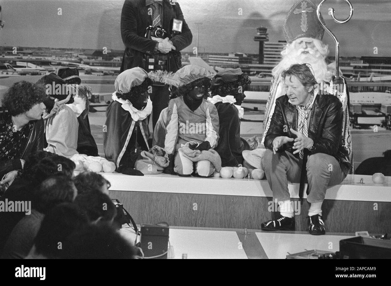 Arrivo Danny Kaye a Schiphol; durante la conferenza stampa con Sinterklaas e Zwarte Pieten Data: 2 dicembre 1976 posizione: Noord-Holland, Schiphol Parole Chiave: Sinterklaas, arrivi, arrivi conferenze stampa, san nicola Nome personale: Kaye DANNY Foto Stock