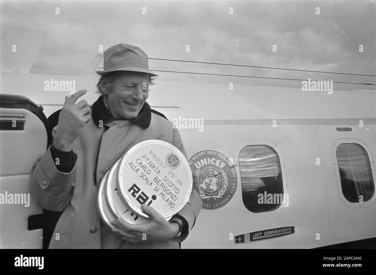 Arrivo Danny Kaye a Schiphol Danny Kaye con materiale cinematografico per il suo film d'azione Data: 5 novembre 1968 Parole Chiave: Arrivi Nome personale: Kaye Danny Institution Nome: Schiphol Foto Stock