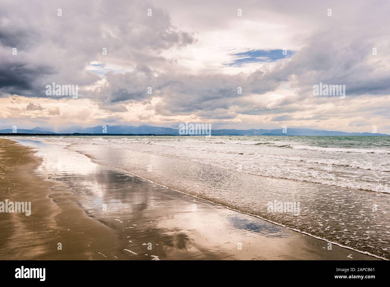 Riflessioni sul mare a Tahunanui Beach vicino Nelson, Nuova Zelanda Foto Stock