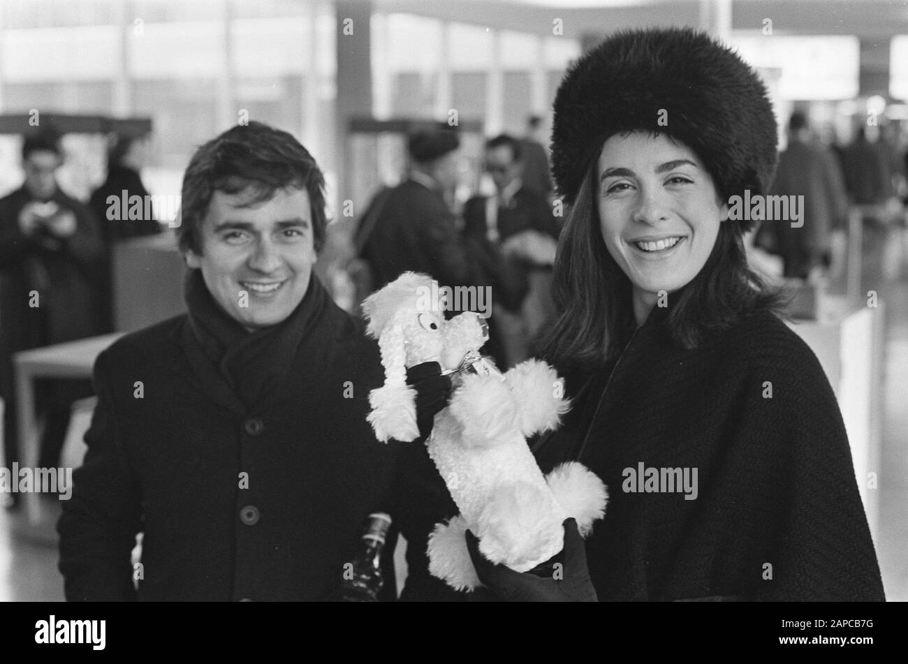 Arrivo Eleanor Bron E Dudley Moore A Schiphol Data: 31 Gennaio 1968 Località: Noord-Holland, Schiphol Parole Chiave: Arrivi Foto Stock