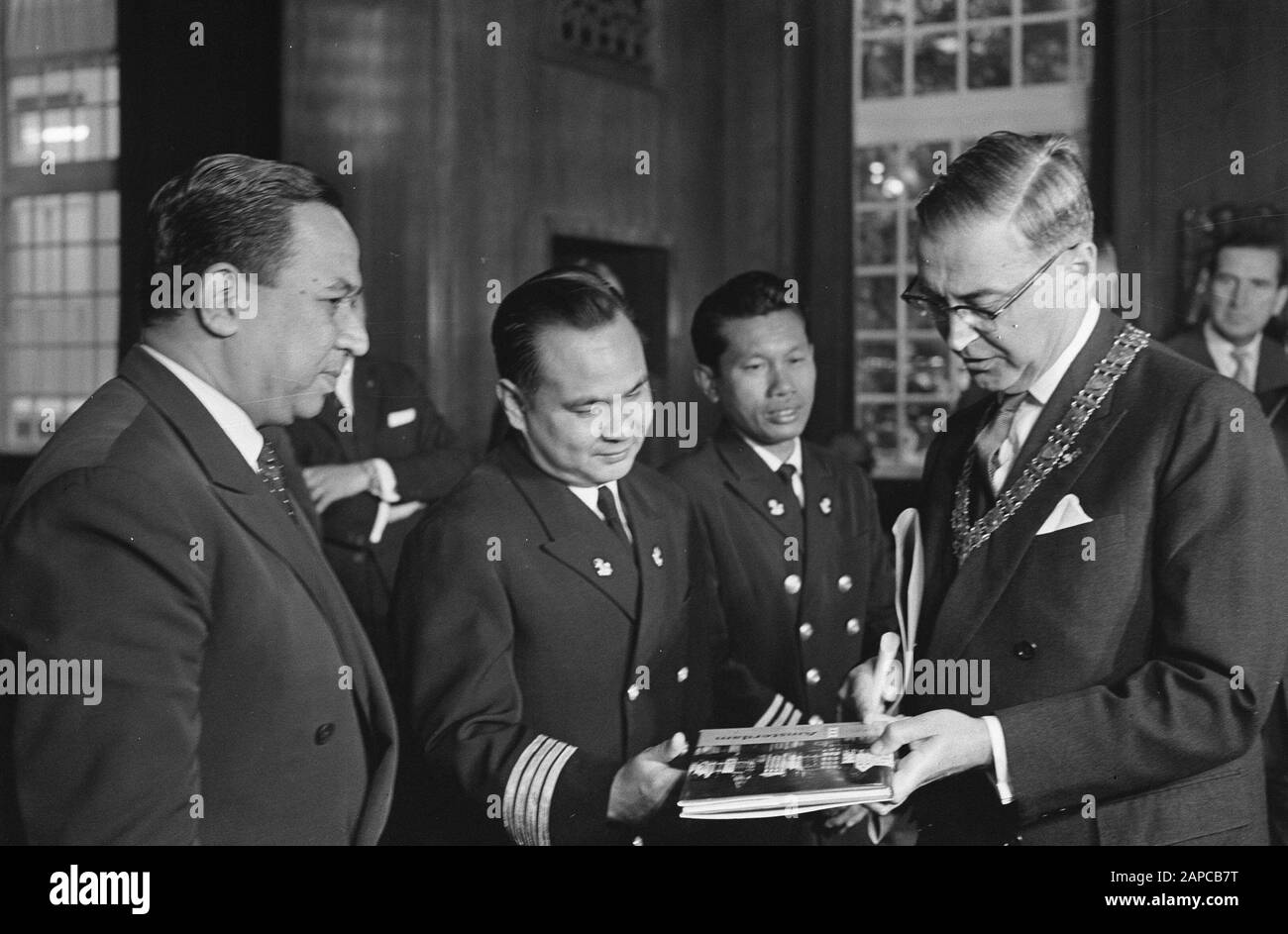 Arrivo prima nave indonesiana M.S. Thamarin. Kaptein e l'equipaggio al Municipio di Amsterdam. Vlnr. Ngantung, capitano Lie, un ufficiale, sindaco di Hall Data: 19 agosto 1963 Località: Amsterdam, Noord-Holland Parole Chiave: Equipaggi, sindaci, ricevute, marinaio Nome personale: Ngantung, Thamrin, Husni Foto Stock
