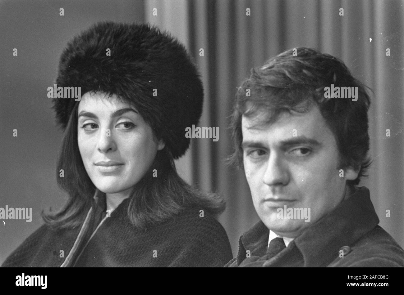 Arrivo Eleanor Bron e Dudley Moore all'aeroporto di Schiphol (protagonisti del film Bedazzled) Data: 31 gennaio 1968 luogo: Noord-Holland, Schiphol Parole Chiave: Arrivi, film, protagonisti Foto Stock