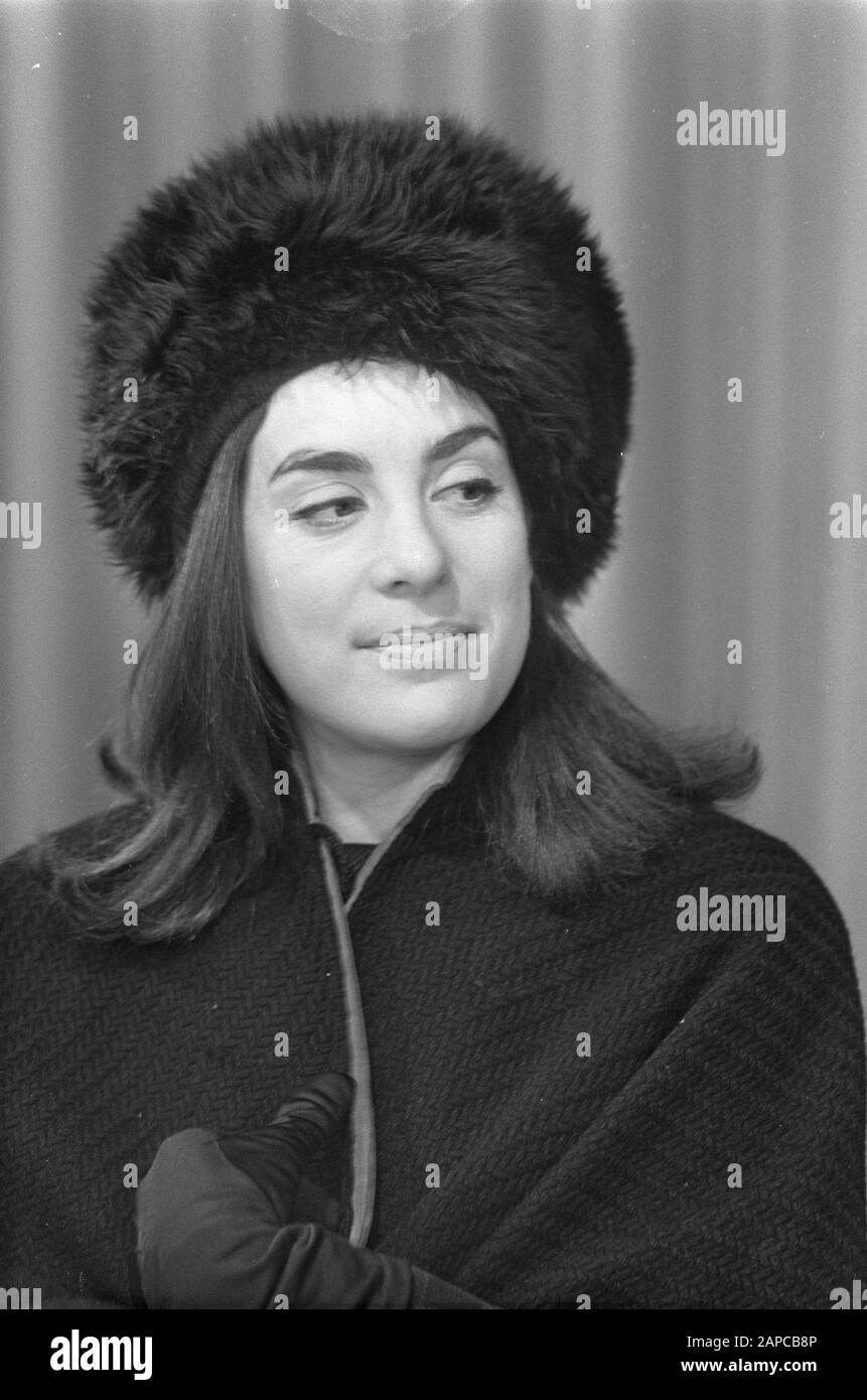 Arrivo Eleanor Bron E Dudley Moore A Schiphol, Eleanor Bron (Kop) Data: 31 Gennaio 1968 Località: Noord-Holland, Schiphol Parole Chiave: Arrivi Foto Stock