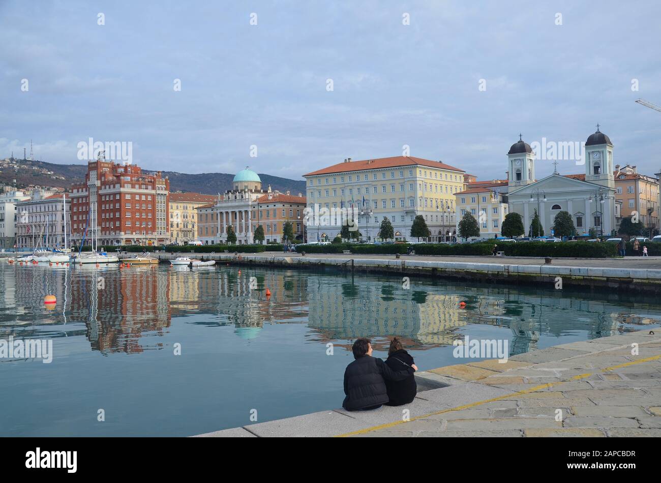 Trieste, Italien: Hafenstadt an der Adria: Am Hafen, mit griechisch-ortodoxer Kirche Foto Stock