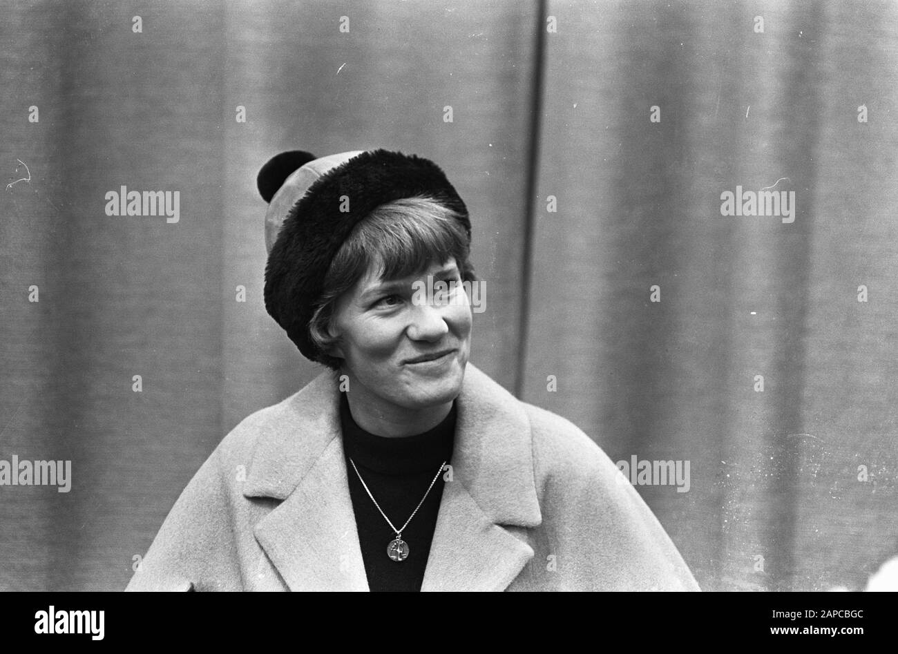 Arrivo di Sjoukje Dijkstra a Schiphol per uno spettacolo a Holiday on Ice Descrizione: Arrivo e partenza, pattinaggio, ritratti Data: 27 ottobre 1965 Località: Noord-Holland, Schiphol Parole Chiave: Arrivo e partenza, pattinaggio, ritratti Nome personale: Dijkstra, Sjoukje Nome istituto: Vacanza su ghiaccio Foto Stock