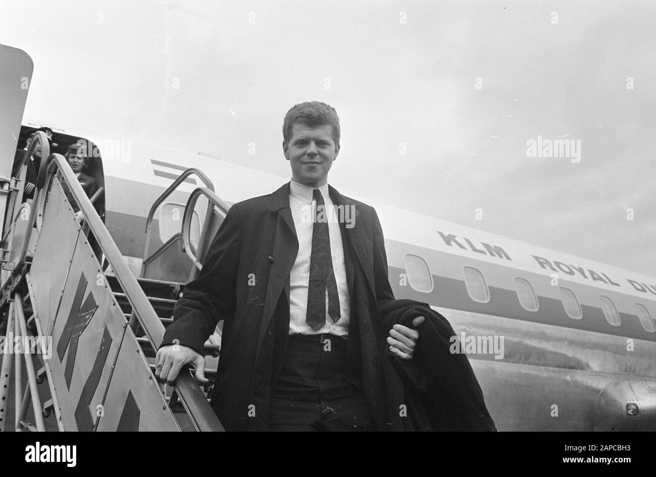 Arrivo del pianista americano Harvey Lavan van Cliburn a Schiphol Descrizione: Arrivo e partenza, musicisti, aereo Data: 26 Ottobre 1966 Località: Noord-Holland, Schiphol Parole Chiave: Partenza e arrivo, musicisti, aereo Nome personale: Cliburn, Harvey Lavan di Foto Stock