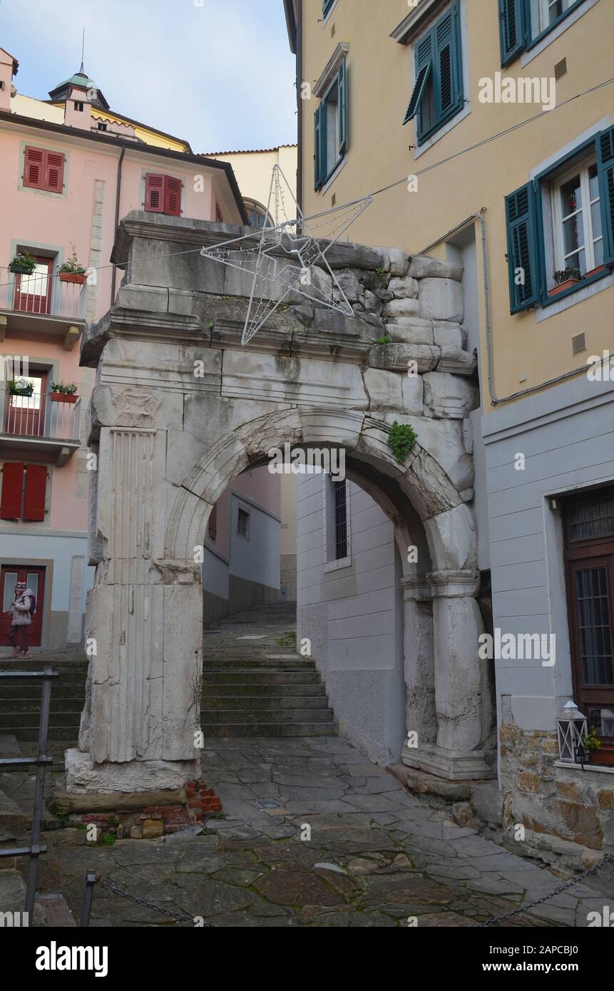 Trieste, Italien: Hafenstadt an der Adria: Römischer Bogen Foto Stock