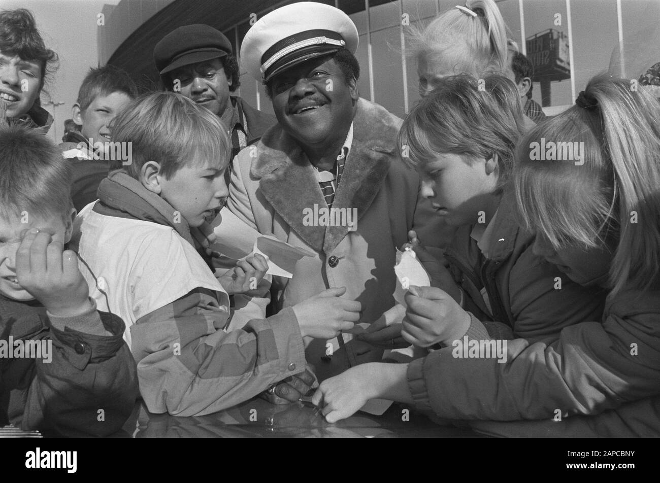 Arrival Fats Domino a Schiphol; with schoolchildren Data: 12 Marzo 1987 Parole Chiave: Arrivi, cantanti Nome personale: Fats Domino Foto Stock