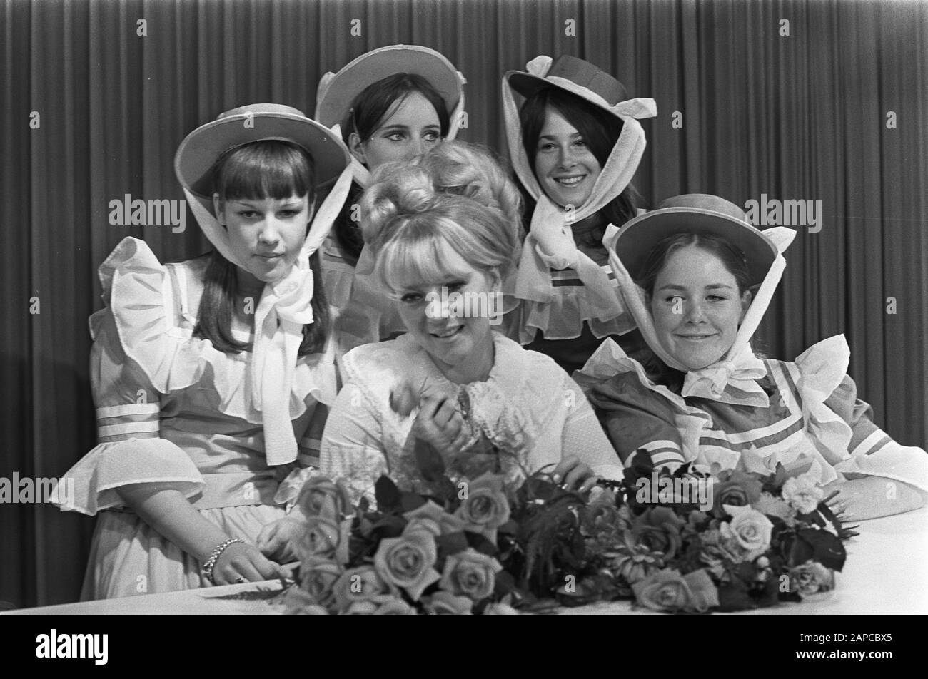 Arrivo film star Julia Foster all'aeroporto di Schiphol. Julia Foster (gioca In Mezzo a sei penny) Data: 3 Luglio 1968 Località: Noord-Holland, Schiphol Parole Chiave: Film STAR, arrivi Nome personale: Julia Foster Foto Stock