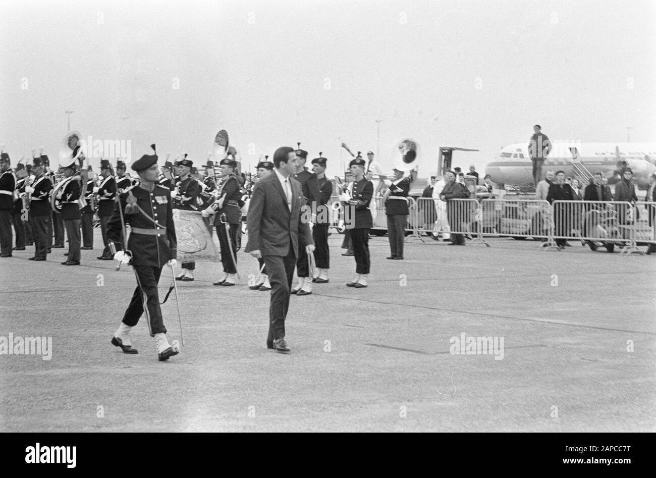 Arrivo coppia reale greca a Schiphol, ispezione della guardia onoraria da parte del re Constantijn a Schiphol Data: 7 marzo 1966 Parole Chiave: Arrivi, guardie onorarie, ispezioni Nome personale: Re Constantijn Foto Stock