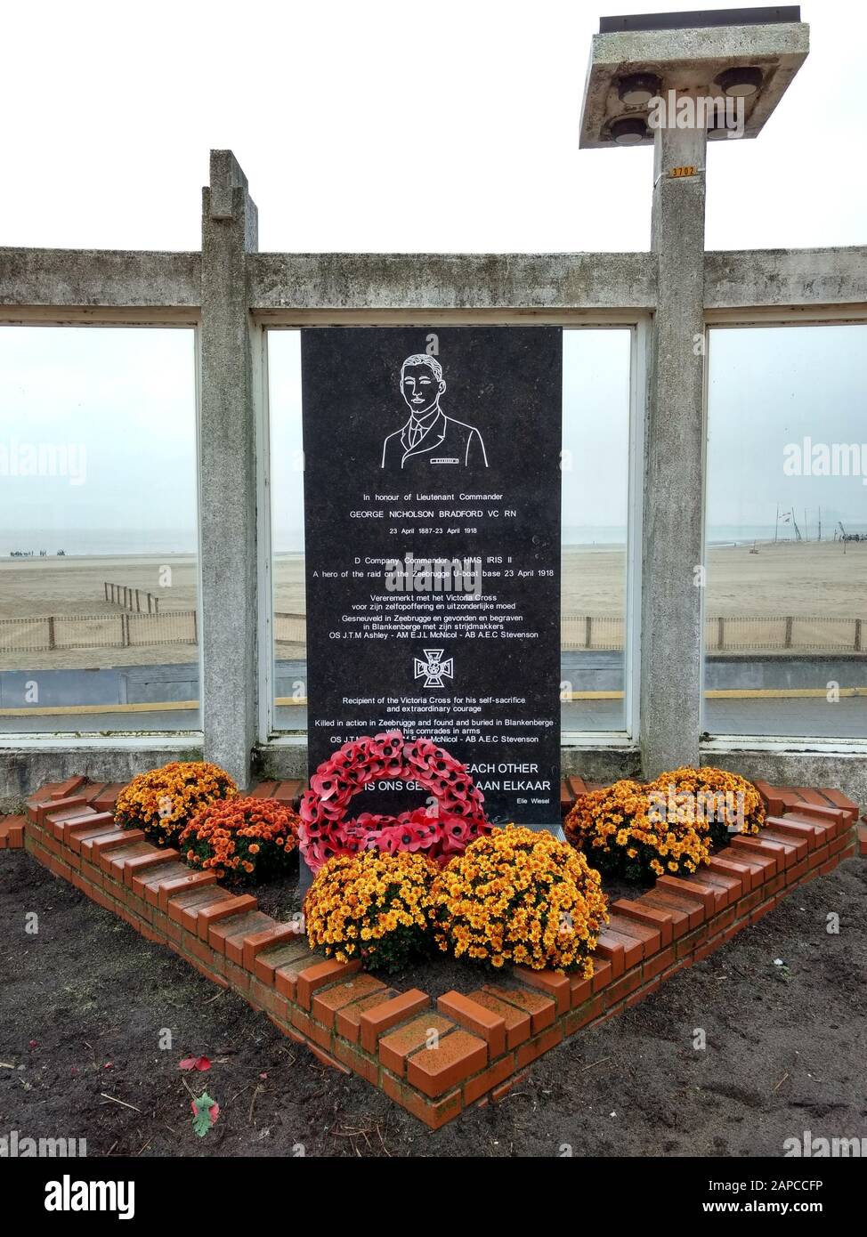 Monumento per George Nicholson Bradfort, comandante della D Company nella HMS Iris II, sul molo di Blankenberge, Belgio Foto Stock