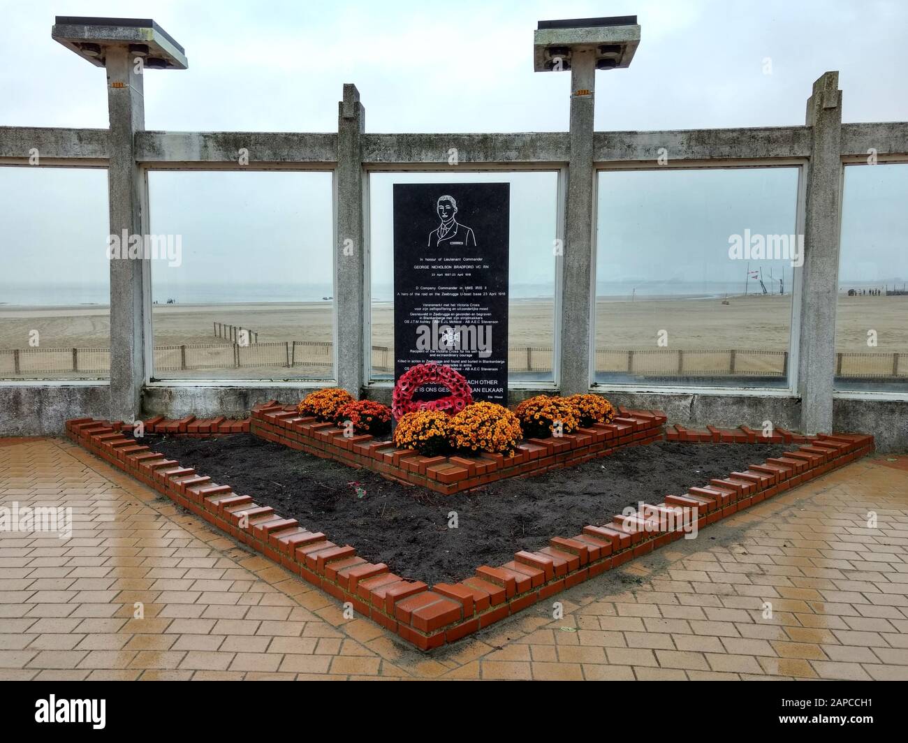 Monumento per George Nicholson Bradfort, comandante della D Company nella HMS Iris II, sul molo di Blankenberge, Belgio Foto Stock