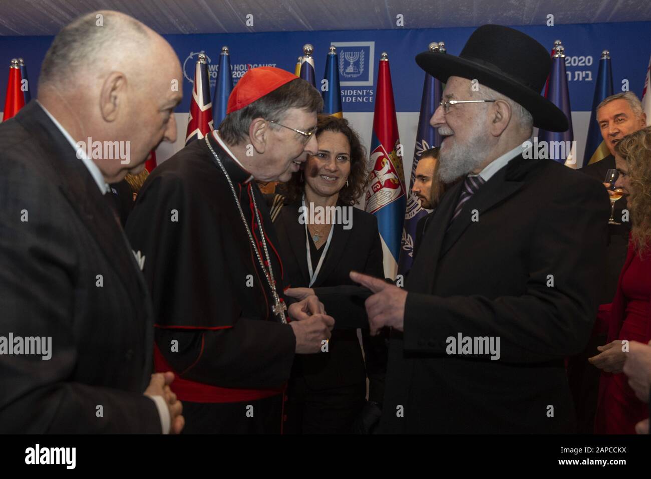 Il rabbino Yisrael Meir Lau (R) parla con il Vescovo Kurt Koch, presidente del Pontificio Consiglio Per La Promozione dell'unità dei Cristiani, E Moshe Kantor (L), il capo del Consiglio di Leadership Ebraico, in quanto circa 40 capi di Stato partecipano a una cena di accoglienza da parte del presidente israeliano Reuven Rivlin a Gerusalemme, Israele, mercoledì 22 gennaio 2020. I leader sono in Israele per il 5th World Holocaust Forum al memoriale e museo dell'Olocausto Yad Vashem a Gerusalemme, che segna 75 anni dalla liberazione del campo di sterminio di Auscwitz-Birkenau nel 1945. Piscina Foto di Heidi Levine/UPI Foto Stock