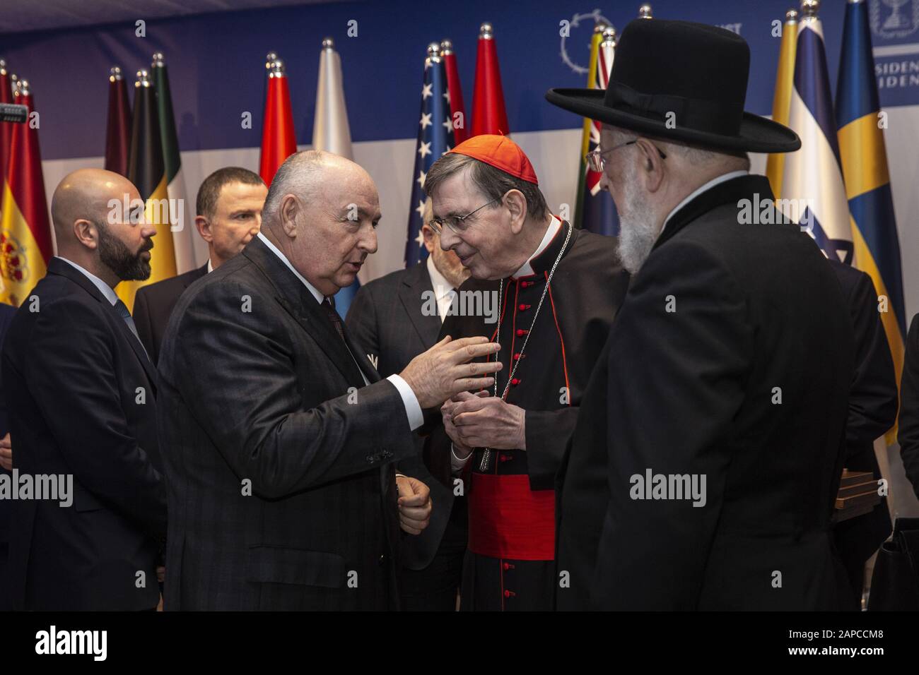 Il rabbino Yisrael Meir Lau (R) parla con il Vescovo Kurt Koch, presidente del Pontificio Consiglio Per La Promozione dell'unità dei Cristiani, E Moshe Kantor (L), il capo del Consiglio di Leadership Ebraico, in quanto circa 40 capi di Stato partecipano a una cena di accoglienza da parte del presidente israeliano Reuven Rivlin a Gerusalemme, Israele, mercoledì 22 gennaio 2020. I leader sono in Israele per il 5th World Holocaust Forum al memoriale e museo dell'Olocausto Yad Vashem a Gerusalemme, che segna 75 anni dalla liberazione del campo di sterminio di Auscwitz-Birkenau nel 1945. Piscina Foto di Heidi Levine/UPI Foto Stock
