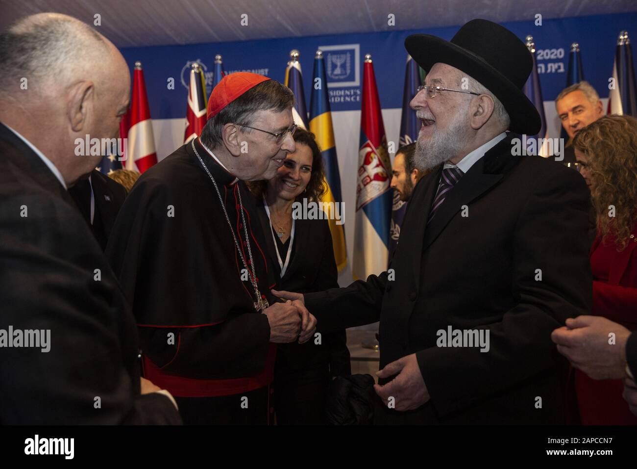 Il rabbino Yisrael Meir Lau (R) parla con il Vescovo Kurt Koch, presidente del Pontificio Consiglio Per La Promozione dell'unità dei Cristiani, E Moshe Kantor (L), il capo del Consiglio di Leadership Ebraico, in quanto circa 40 capi di Stato partecipano a una cena di accoglienza da parte del presidente israeliano Reuven Rivlin a Gerusalemme, Israele, mercoledì 22 gennaio 2020. I leader sono in Israele per il 5th World Holocaust Forum al memoriale e museo dell'Olocausto Yad Vashem a Gerusalemme, che segna 75 anni dalla liberazione del campo di sterminio di Auscwitz-Birkenau nel 1945. Piscina Foto di Heidi Levine/UPI Foto Stock