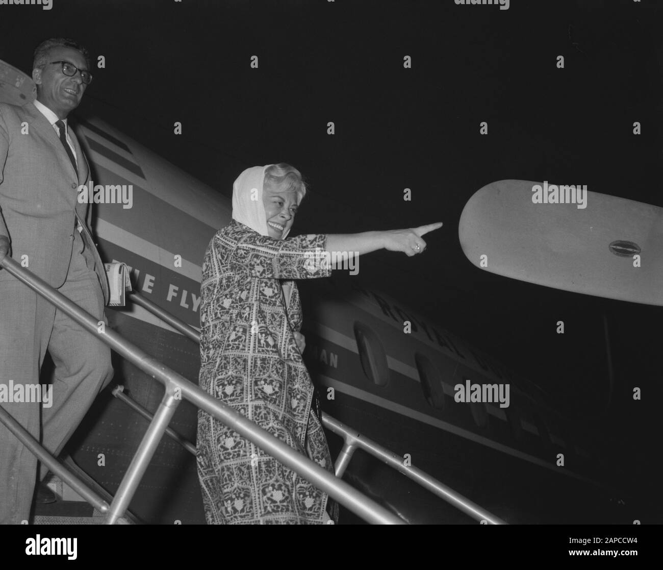Arrivo regista Federico Fellini e sua moglie l'attrice Giulietta Masina a Schiphol Data: 9 Giugno 1960 Località: Noord-Holland, Schiphol Parole Chiave: Arrivi, attrice, registi, star del cinema, campi d'aviazione Nome personale: Fellini Federico, Masina, Giullieta Foto Stock