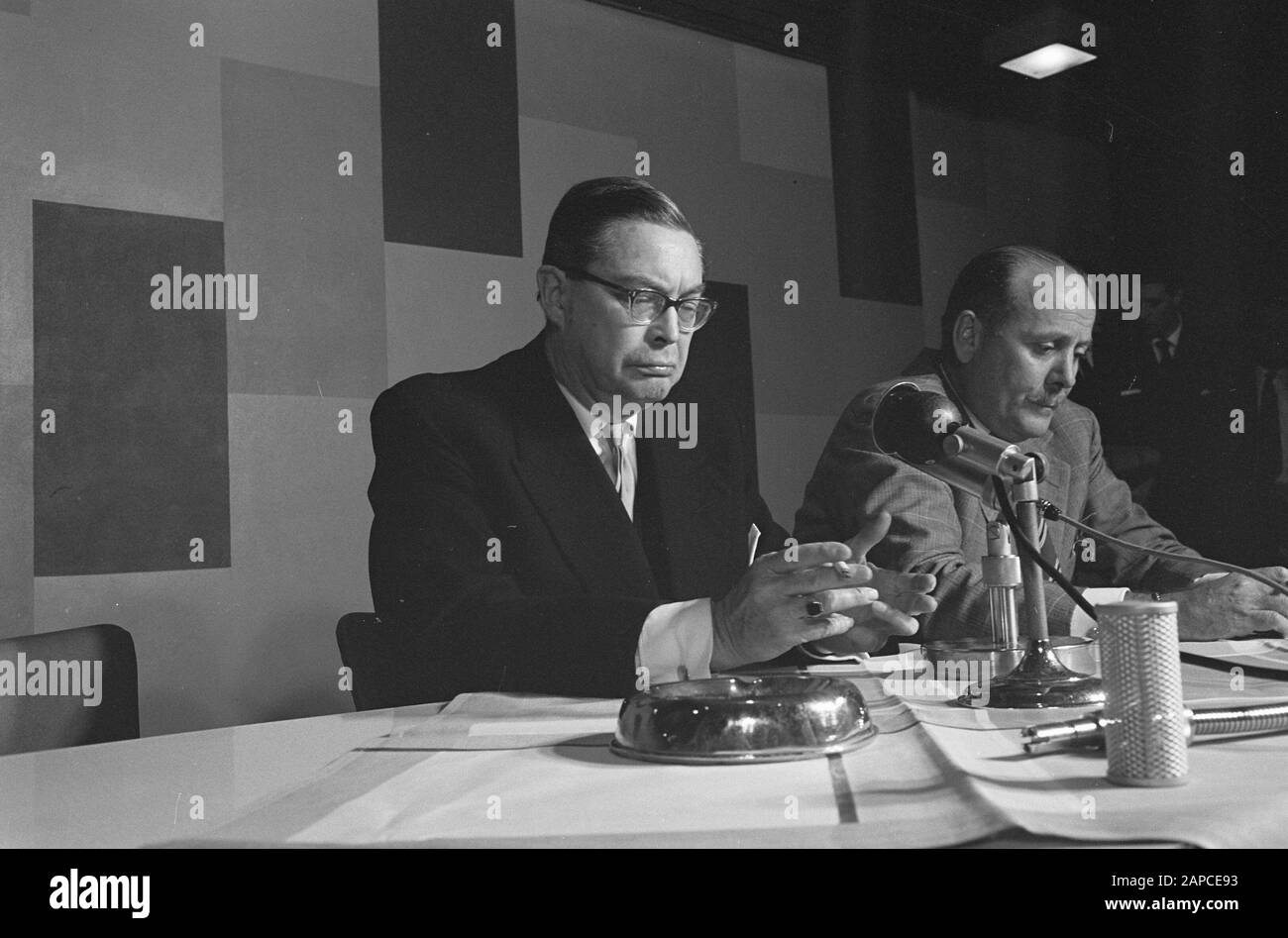 Arrivo mr. Helb da Mosca all'aeroporto di Schiphol. Durante la conferenza stampa di annotazioni: l'ambasciatore olandese presso il Sig. H.A. Helb fu espulso dall'Unione Sovietica a causa di complicazioni diplomatiche a seguito del caso di Golub. Un russo che aveva chiesto asilo politico nei Paesi Bassi. Data: 14 ottobre 1961 Location: Schiphol Parole chiave: arrivo e partenza, diplomatici, conferenze stampa nome persona:Helb, Henri Arnold Foto Stock