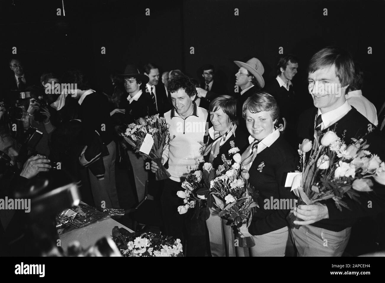 Arrivo Ned.e squadra olimpica di pattinaggio sul lago di Schiphol con Eric Heiden; 4 vincitori di medaglia di Ned. De Farmer, Borckink, Fisherman Data: 26 Febbraio 1980 posizione: Noord-Holland, Schiphol Parole Chiave: Arrivi, pattinatori Foto Stock