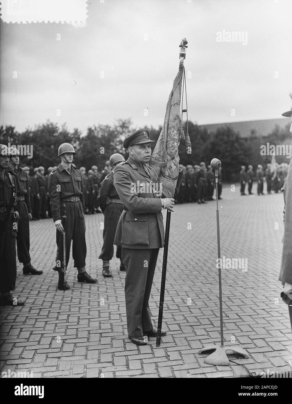 Commando-transfer Guard regiments Grenadiers and Fuseliers Princess Irene Descrizione: Il nuovo comandante del reggimento di guardia Grenadiers Luiitenant-Colonel J.J.C. Baron Taets of Amerongen, con il banner Annotation: Location: Frederick Hendrik Kazerne te Vught Date: 7 October 1954 Location: Vught Keywords: Army, Officers Nome del personale: Taets van Amerongen, J.J.C. Foto Stock