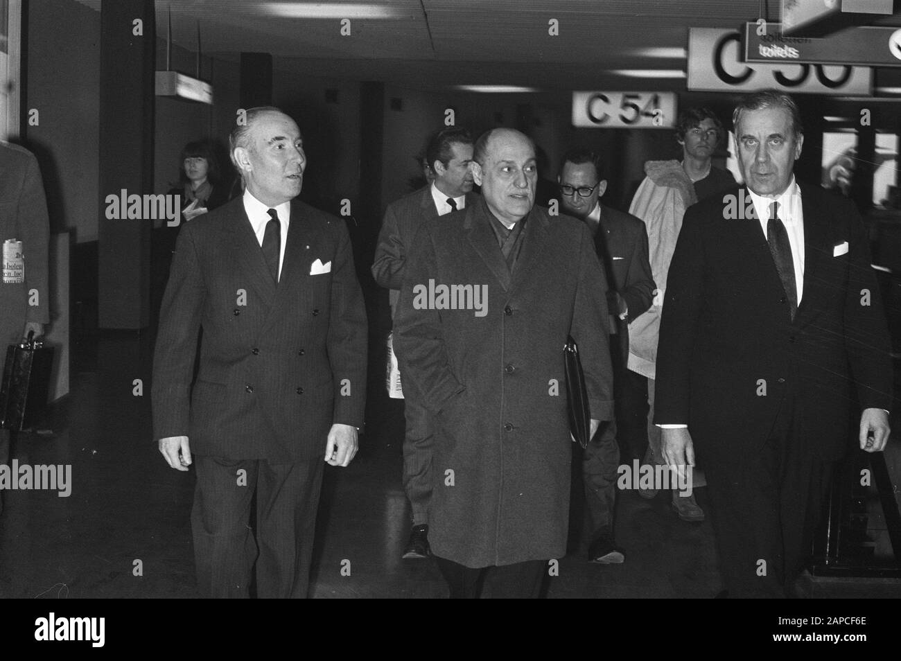 Arrivo a Schiphol dal Dr. M. G. Candau (direttore dell'Organizzazione Mondiale della Sanità), ministro di sinistra Stuyt Data: 21 Febbraio 1972 luogo: Noord-Holland, Schiphol Parole Chiave: Arrivi , direttori Nome personale: Stuyt, Louis Foto Stock