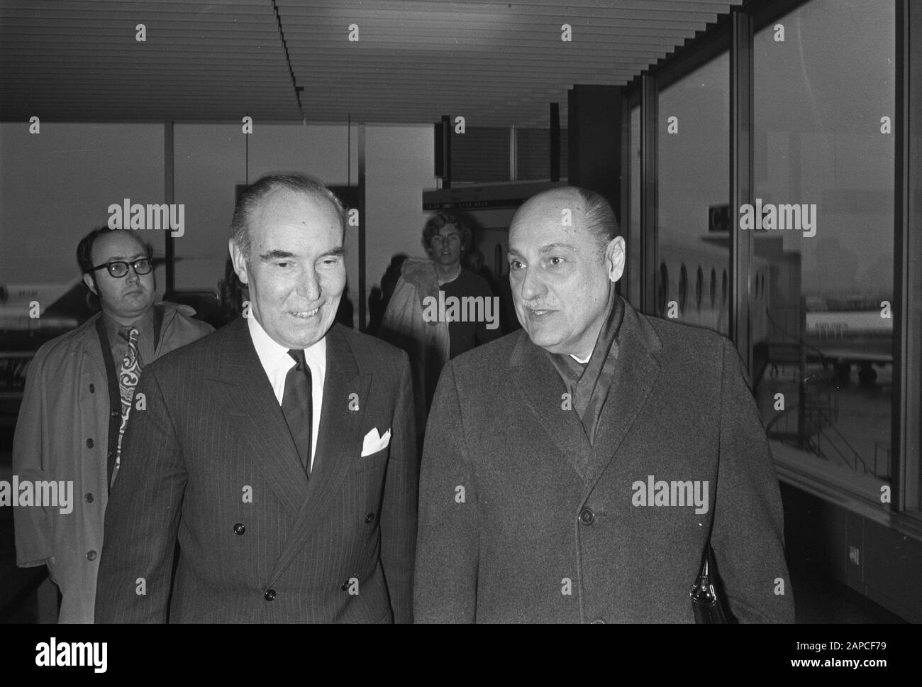 Arrivo a Schiphol dal Dr. M. G. Candau (direttore dell'Organizzazione Mondiale della Sanità), ministro di sinistra Stuyt Data: 21 Febbraio 1972 luogo: Noord-Holland, Schiphol Parole Chiave: Arrivi , direttori Nome personale: Stuyt, Louis Foto Stock