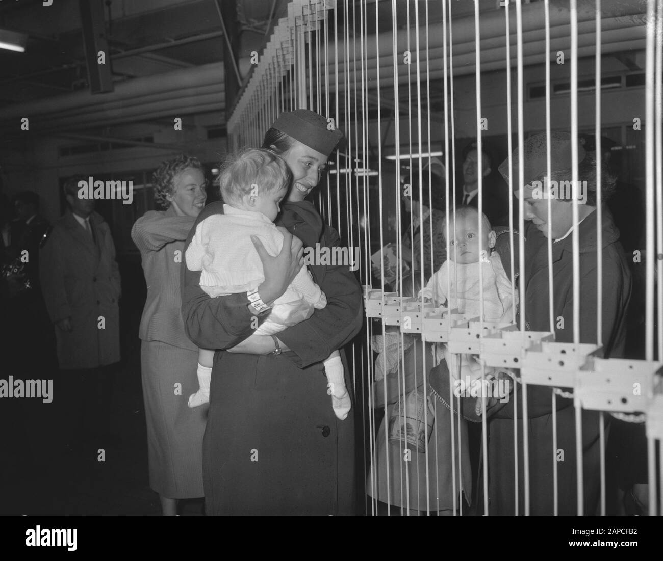 Arrivo a Schiphol di Dutch People dall'Iraq a Schiphol con la costanza Utrecht Data: 26 Luglio 1958 luogo: Noord-Holland, Schiphol Parole Chiave: Arrivo Foto Stock