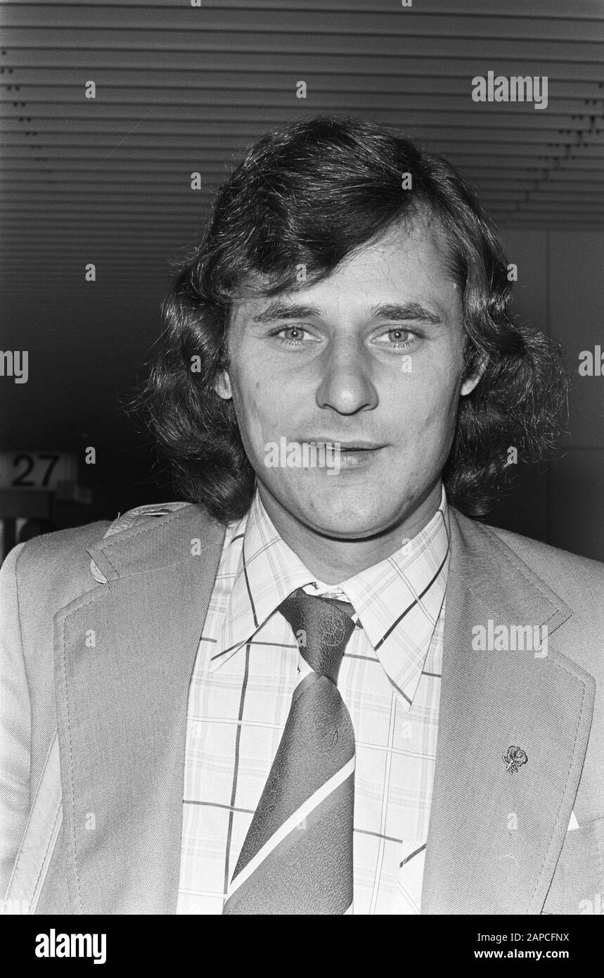 Arrivo squadra polacca a Schiphol; 15: Tomaszewski, kop, 16: Deyna, headline Data: 13 ottobre 1975 Parole Chiave: Aeroporti, arrivi, squadre Nome istituto: Schiphol Foto Stock