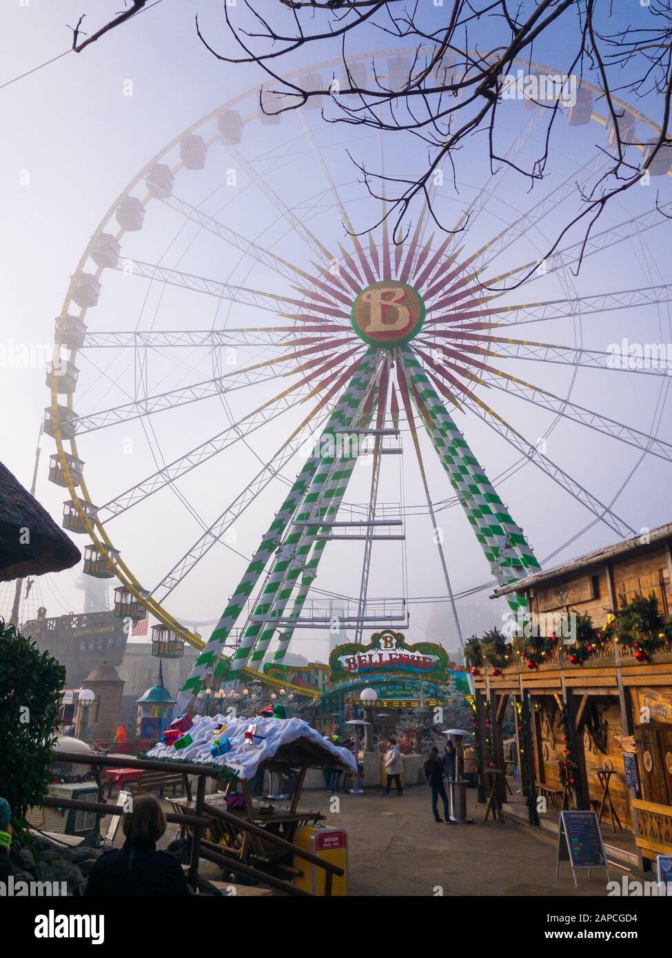 Rust, Germania - 01/06/2020: Ruota panoramica grande nel parco a tema 'Europa Park' nella stagione invernale fredda con un cielo nebbioso Foto Stock