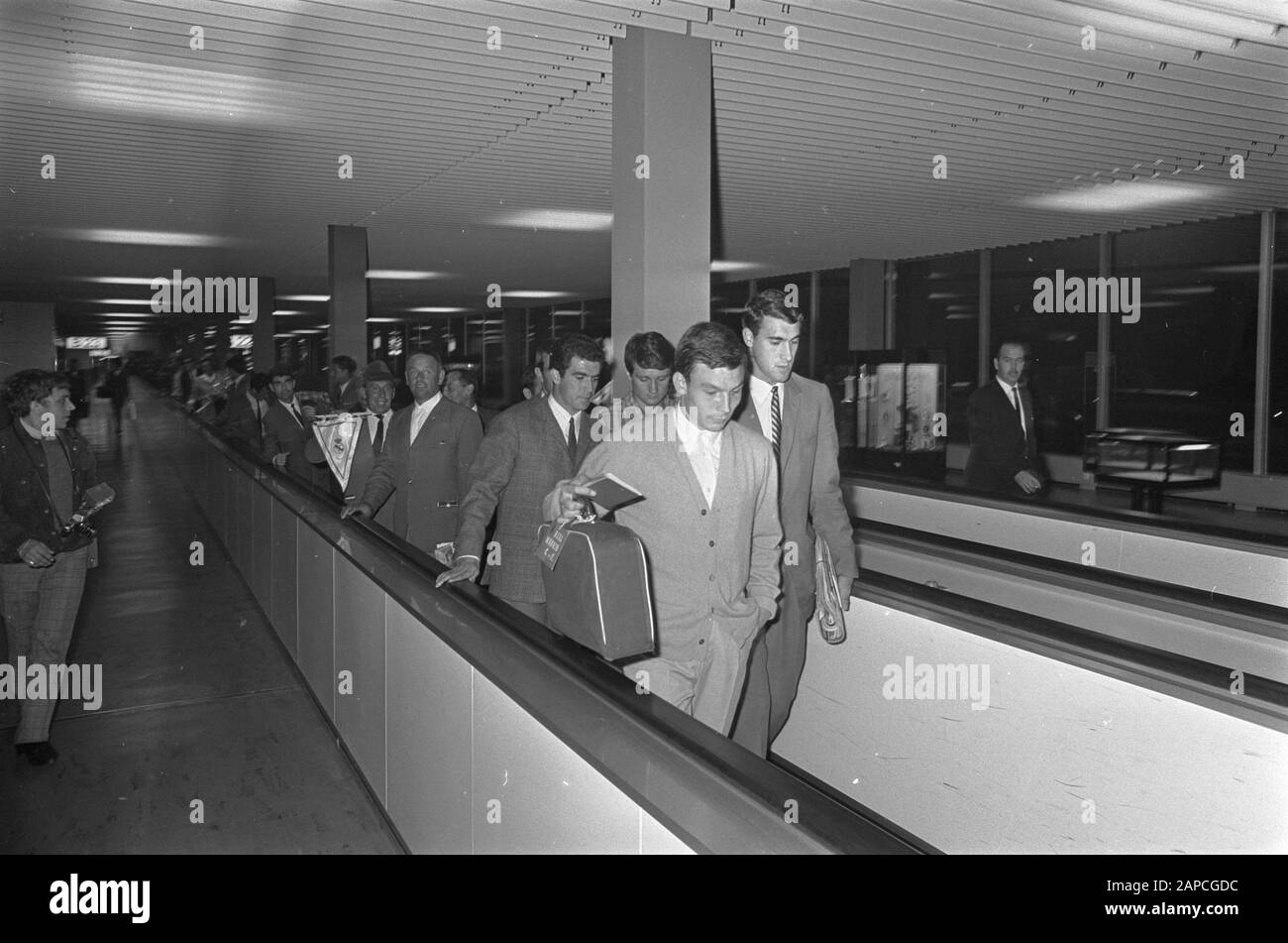 Arrivo Del Real Madrid A Schiphol. Con rolmat alla sala arrivi Data: 17 Settembre 1967 Parole Chiave: Squadre, sport, calcio Nome dell'istituzione: Real Madrid Foto Stock