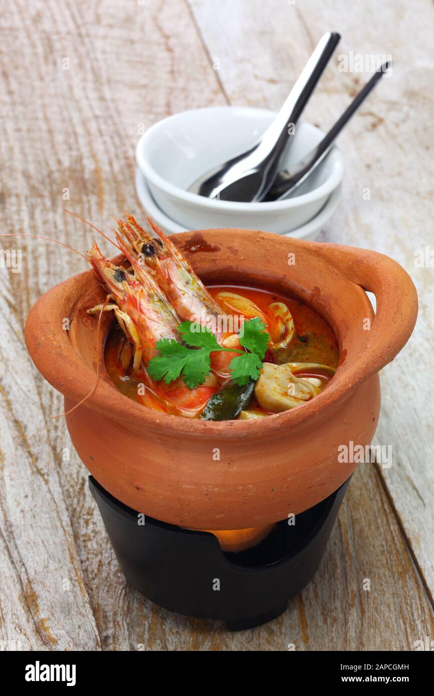 tom yum kung nam khon, cucina tailandese con zuppa calda e acida Foto Stock
