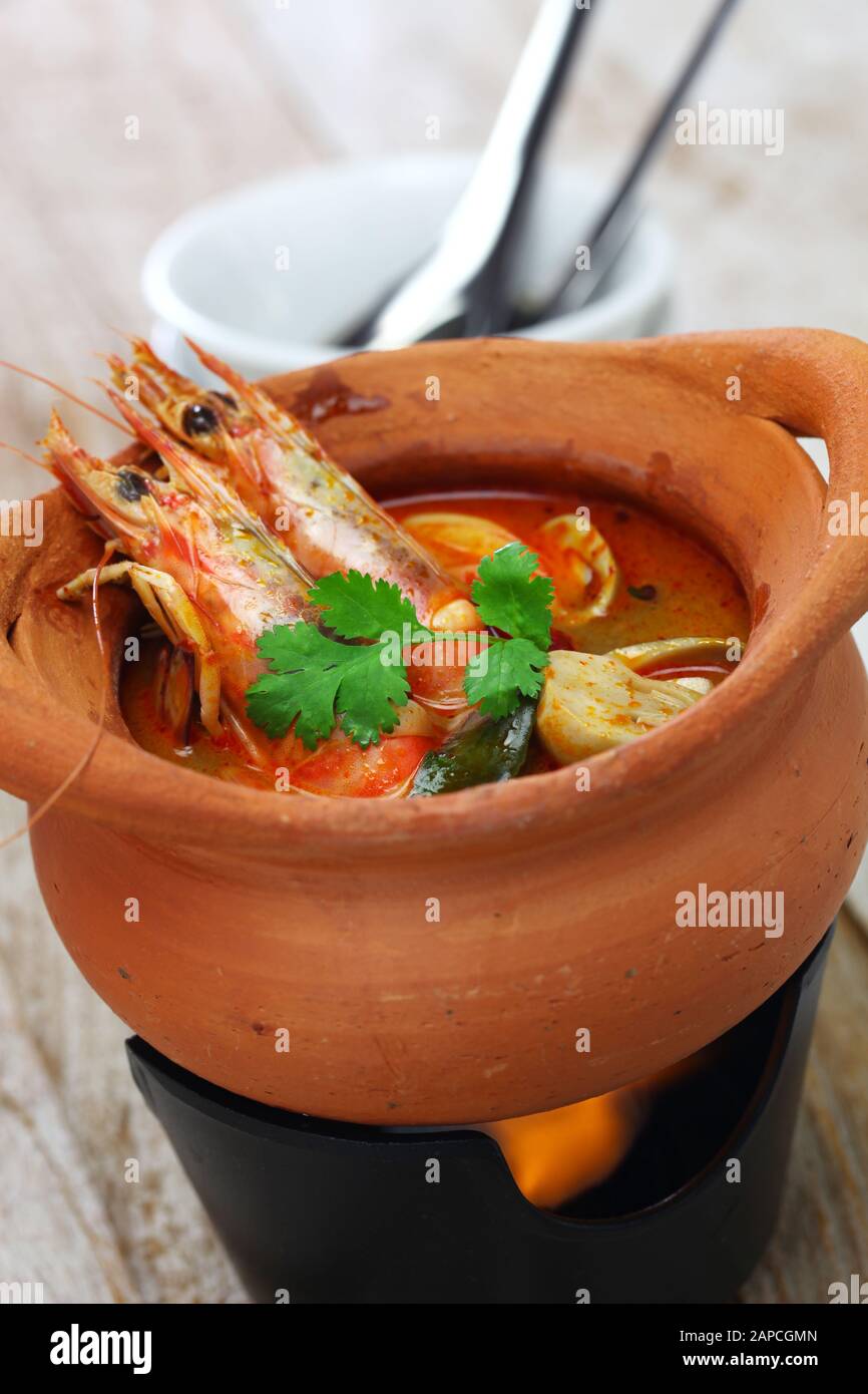tom yum kung nam khon, cucina tailandese con zuppa calda e acida Foto Stock
