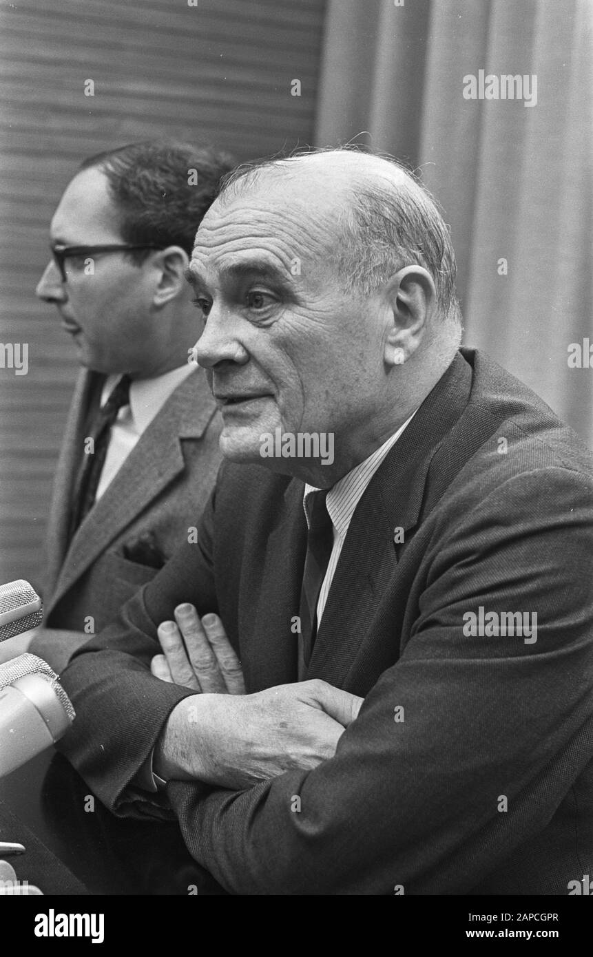 Arrivo Segretario Generale del Consiglio Mondiale delle Chiese dr. Carson Blake A Schiphol Data: 11 Aprile 1967 Località: Noord-Holland, Schiphol Parole Chiave: Charks, Arrivi, Segretari Nome Personale Generale: Dr. Carson Blake Foto Stock