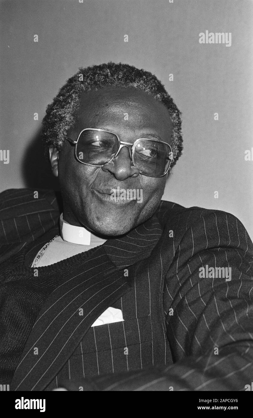Arrivo SG South African Council of Chiese, Desmond Tutu a Schiphol, dopo invito Consiglio Olandese delle Chiese, Desmond Tutu Data: 19 Marzo 1981 Nome personale: Desmond Tutu Foto Stock