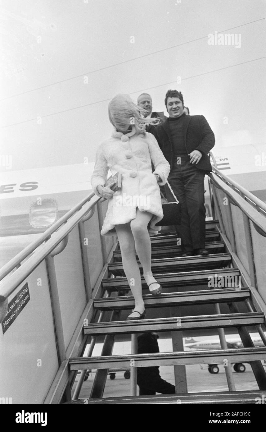 Arrivo Sylvie Vartan all'aeroporto di Schiphol, Sylvie sulle scale dell'aereo (mini-gonna) Data: 9 dicembre 1966 luogo: Noord-Holland, Schiphol Parole Chiave: Arrivi, scale dell'aereo Nome personale: Vartan, Sylvie Foto Stock