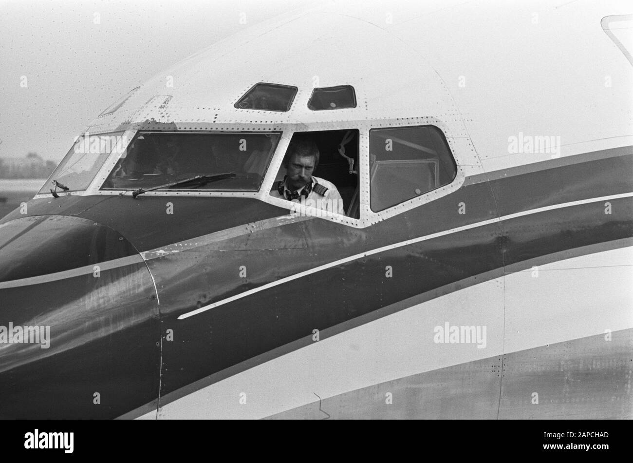 Arrivo equipaggio Transavia con Boeing 707 francese all'aeroporto di Schiphol; Captain Pim Sierks guarda fuori finestra di cockpit Data: 19 settembre 1974 Parole Chiave: Arrivi, cockpit Nome Persona: Sierks, Pim Nome istituzione: Transavia Foto Stock