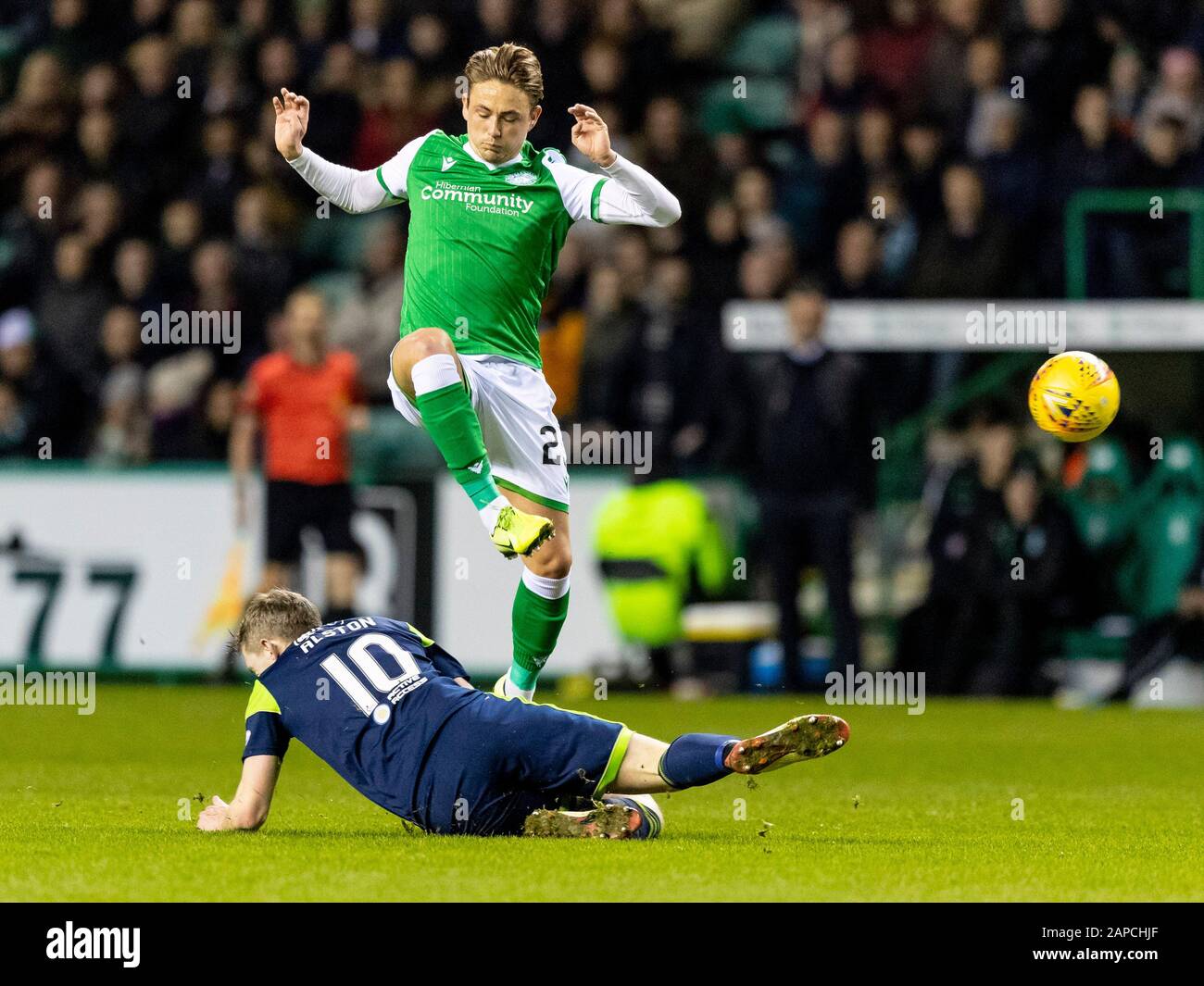 Easter Road, Edimburgo, Regno Unito. 22nd Gen 2020. Scottish Premiership Football, Hibernian Hamilton Academical; Blair Alston Di Hamilton Scivola Per Affrontare Scott Allan Di Hibernian Credit: Action Plus Sports/Alamy Live News Foto Stock