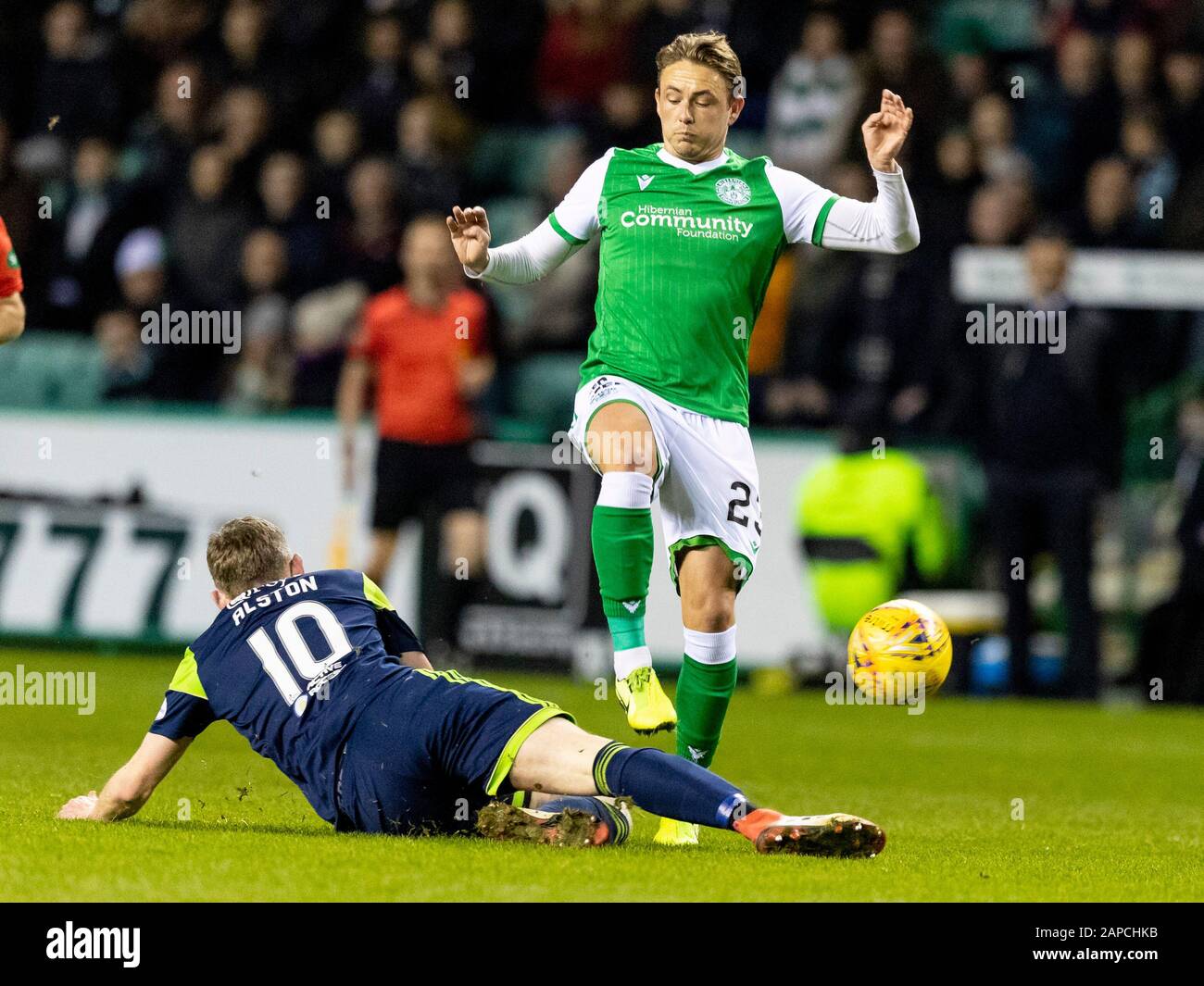 Easter Road, Edimburgo, Regno Unito. 22nd Gen 2020. Scottish Premiership Football, Hibernian Hamilton Academical; Blair Alston Di Hamilton Scivola Per Affrontare Scott Allan Di Hibernian Credit: Action Plus Sports/Alamy Live News Foto Stock