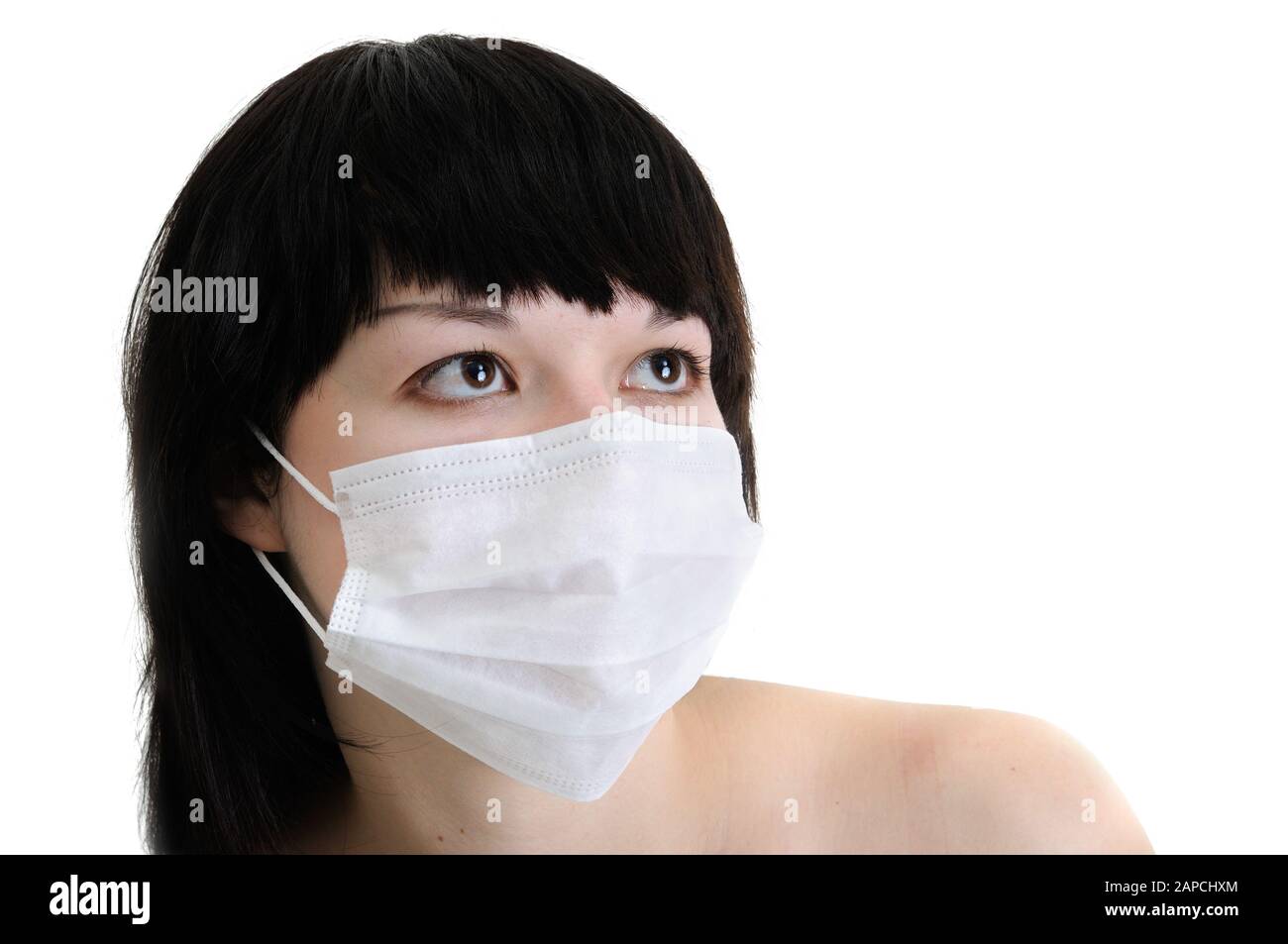 primo piano ritratto di giovane donna in maschera medica protettiva su sfondo bianco, isolato Foto Stock