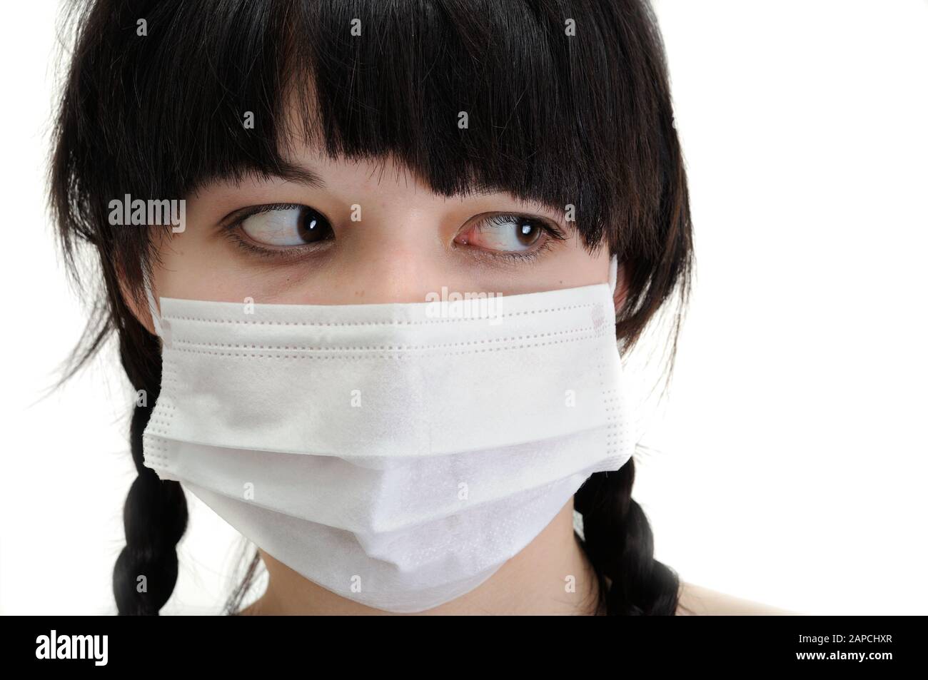 primo piano ritratto di giovane donna in maschera medica protettiva su sfondo bianco Foto Stock
